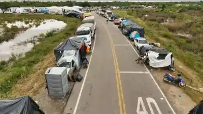La desgarradora postal de un pueblo entero que tuvo que dormir sobre el asfalto