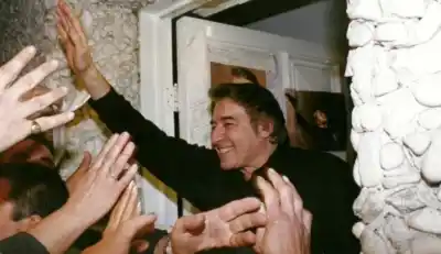El barrio que lo vio nacer: Banfield celebra los 81 años de Sandro con una fiesta que nadie quiere perderse