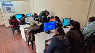 ¿Querés dominar la PC? Vecinos de Simoca ya empezaron un curso que te abre puertas laborales