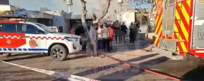 Incendio en Rawson: los bomberos luchan contra las llamas en una vivienda