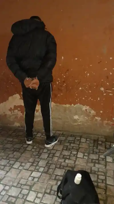 Golpeó a su expareja y la Policía encontró algo inesperado en su campera