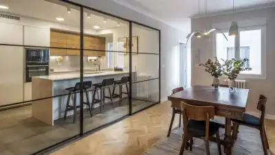 Ni cocina abierta ni cerrada: la tendencia “broken-plan” que permite integrar los ambientes cuando querés