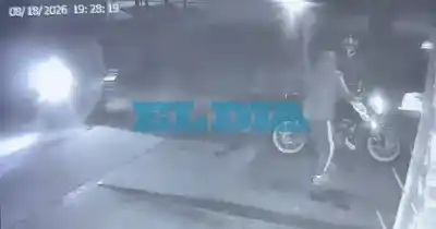 Intento de robo a un policía en La Plata: los motochorros huyeron cuando el efectivo los enfrentó