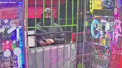 Simularon ser clientes y con un arma en la mano le vaciaron el kiosco a una empleada en Merlo