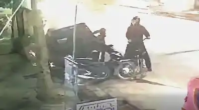 La cámara captó todo: así robaron una moto en pleno centro de Cerrillos