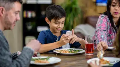 Tecnoferencia en Jujuy: la batalla de las familias contra el celular en la mesa