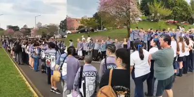 El emotivo rezo de los alumnos del Janssen que conmovió a todos antes de la Estudiantina