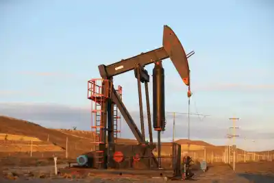 Menos petróleo y el doble de trabajadores: la ecuación que enciende alertas en el Golfo San Jorge