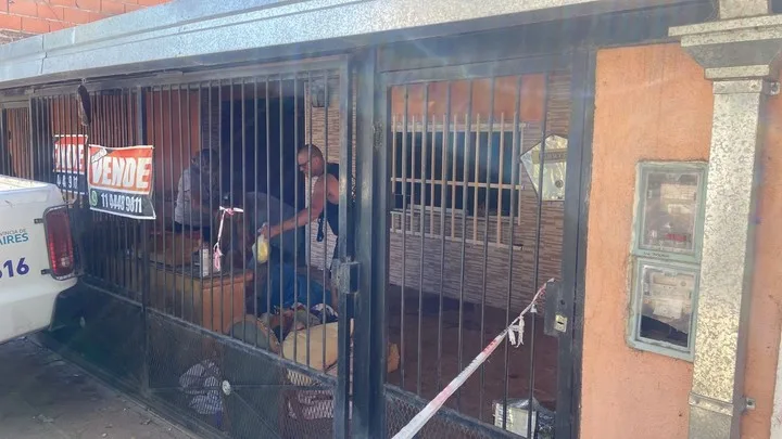 Mariano saca las pocas cosas que sobrevivieron en la casa de su mamá. La propiedad está en venta.