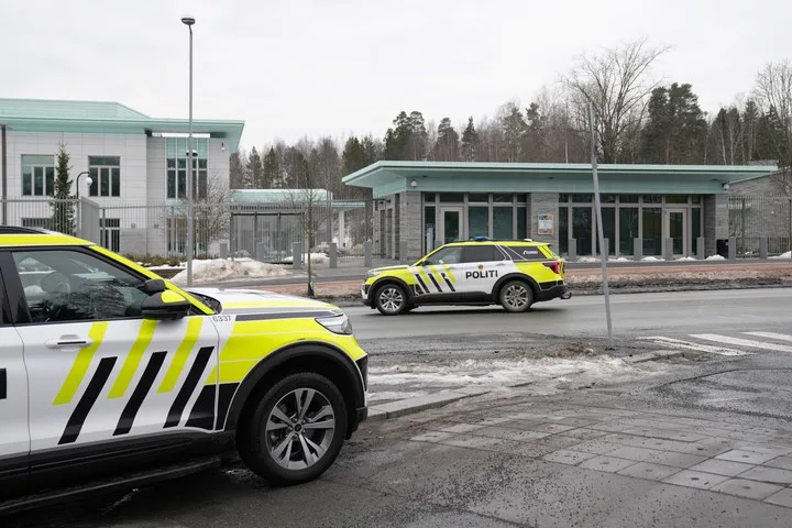 La Policía de Noruega cerca a la embajada de Estados Unidos en Oslo tras una explosión. Foto Fredrik Varfjell/NTB Scanpix via AP. Foto Fredrik Varfjell/NTB Scanpix via AP.