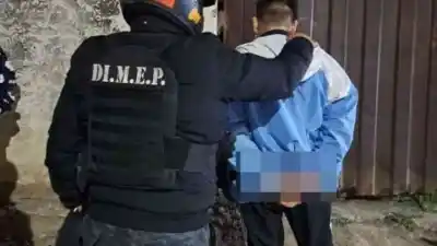 Ocultaba un revólver cargado entre sus prendas y terminó tras las rejas: la insólita excusa que no lo salvó