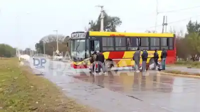 Colectivo de la línea 118 chocó contra una moto en La Banda: el motociclista, en estado reservado