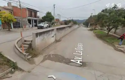Impactante siniestro en Alto Comedero: una mujer resultó gravemente herida tras chocar en moto contra un paredón