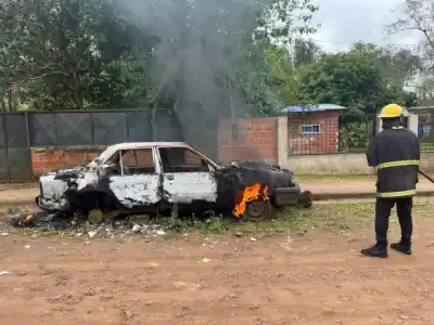 El fuego lo consumió por completo: un auto terminó reducido a cenizas en Garupá