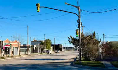 Nuevo semáforo en Trelew: la medida que busca prevenir accidentes en una zona recién pavimentada