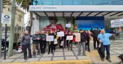 Jubilados coparon el PAMI en Catamarca: corte total y reclamo por los remedios