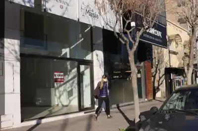 El misterio de los locales vacíos en el centro de Roca: los números que contradicen la postal
