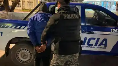 Forzó un caño para entrar a una pollería y lo atraparon en el acto