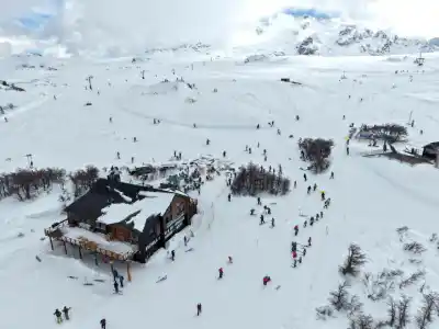 Un fin de semana mágico en el cerro Perito Moreno: capacitaciones inéditas, Día del Niño y la bajada de antorchas que emocionó a todos