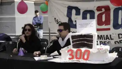 Docentes de la UNR en alerta: 300 días sin cumplir la ley de financiamiento y una torta que cuenta la pérdida