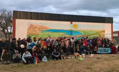 El mural que inmortaliza el 'Abrazo de Cuenca': una obra colectiva que ya es historia