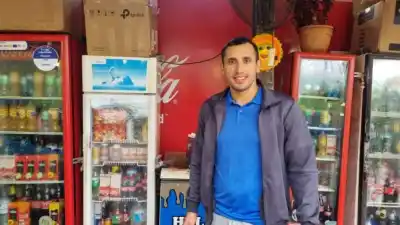 El pintor de Garupá que ahora cruza a Paraguay cada madrugada: su nueva vida en una chipería