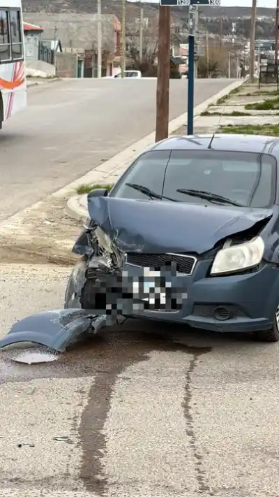 Perdió el control al esquivar un auto y terminó incrustada contra una casa en Comodoro