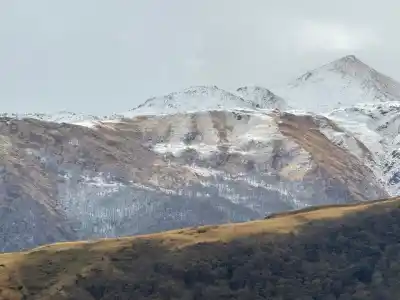 Así cambió el clima en Tafí del Valle: lluvia en la villa y nieve en los cerros