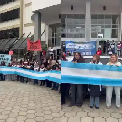 Abrazo simbólico a la UNPSJB: 'Defendamos nuestro futuro'