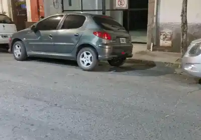 Un conductor quedó atrapado en su propio garage: un auto mal estacionado le bloqueó la salida