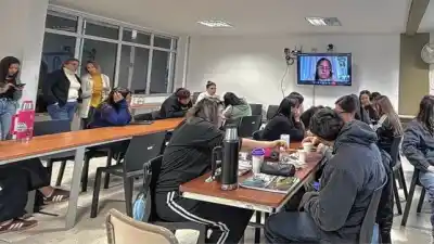 El proyecto que enseña a los jóvenes a navegar seguros en el mundo digital