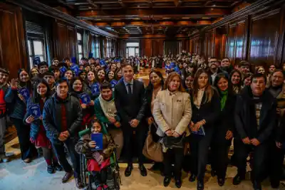¿Por qué estos estudiantes del interior fueron recibidos en Casa de Gobierno?