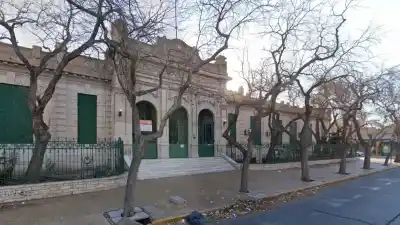 Un alumno de 16 años fue emboscado por cuatro compañeros dentro de la escuela