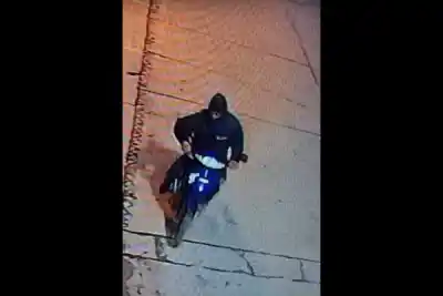 El robo de una moto quedó filmado: las imágenes que pueden destapar a los ladrones