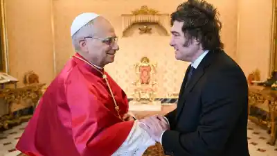 El Gobierno analiza un feriado por la visita del Papa y la pelea con el PJ se intensifica