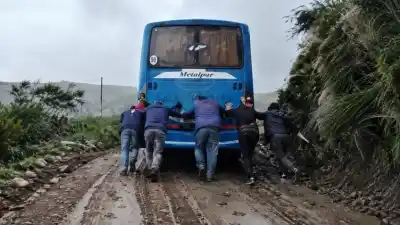 Un colectivo quedó atrapado en el barro en Ancasti y los pasajeros tuvieron que empujarlo