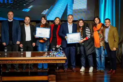 Tecnología para igualar: Llaryora entregó miles de computadoras y kits de robótica a escuelas del Área Metropolitana
