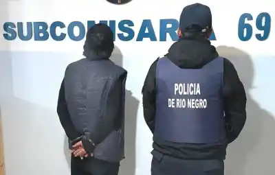 Caminaba por Roca y la Policía descubrió que la Justicia lo buscaba: qué pasó después