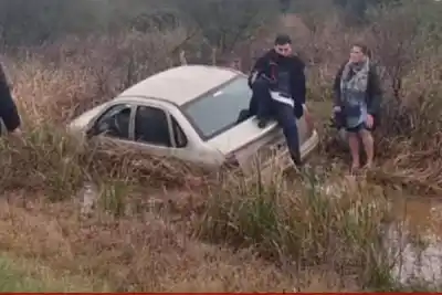 Tres docentes vivieron un momento de terror en la Ruta 126: su auto terminó inclinado en una zanja