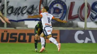 El rosarino que amargó a Banfield en la Copa Argentina y ya es especialista en hacerle goles a los de primera