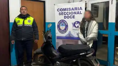 Robo frustrado en la capital: recuperaron la moto y el celular de una joven y el ladrón terminó detenido