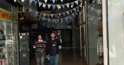 Sin electricidad en plena jornada: el centro comercial de La Plata, a oscuras y con los comercios paralizados