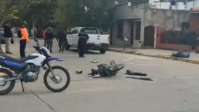 Un motociclista terminó con una fractura tras chocar contra una camioneta en Villa Nueva