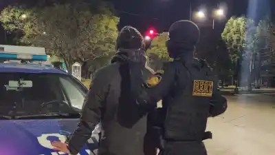 Un joven de 29 años fue detenido por limpiar vidrios en una esquina