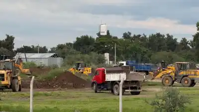 Alerta en la capital: El río Dulce no da tregua y las autoridades trabajan contra reloj