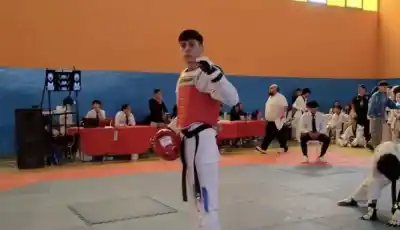La desesperada carrera de una familia para que un joven de Roca no pierda la vista para siempre