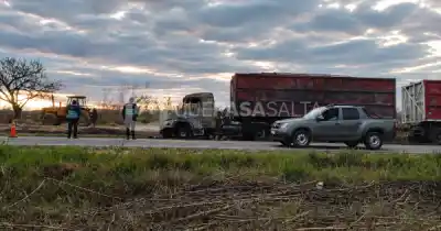 Un camión cañero se incendió en plena ruta 34 y la cabina quedó destruida