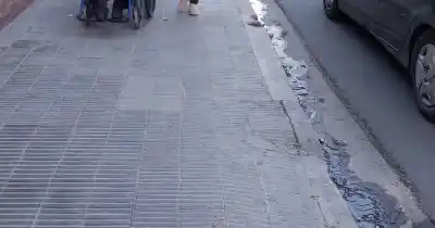 Un obstáculo en la vereda obligó a una mujer en silla de ruedas a circular por la calle