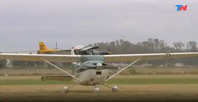 Un histórico avión de Malvinas volvió a rugir y tuvo un copiloto inesperado