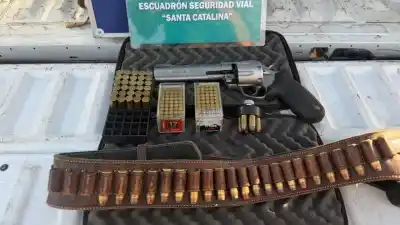 Intentó escapar de un control y terminó con un arsenal en su poder